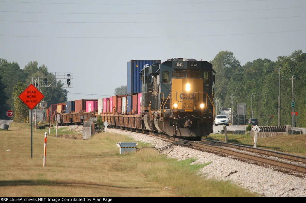 CSX 4043 leads NB